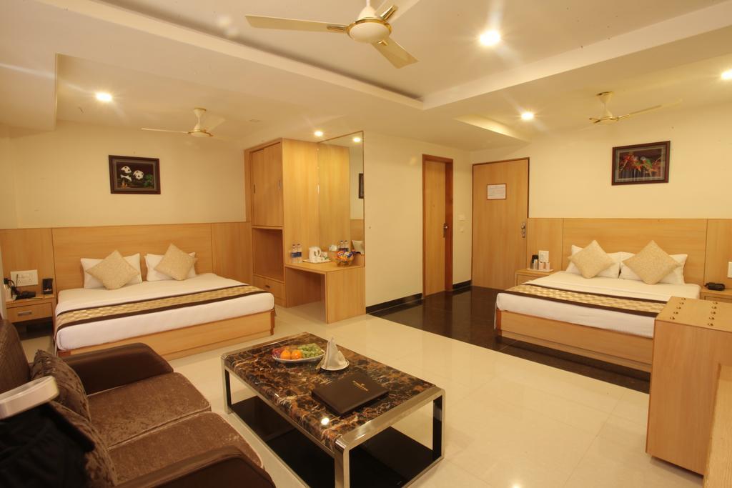 Wingston A Treehouse Hotel Goverdhan Radha Kund Room photo